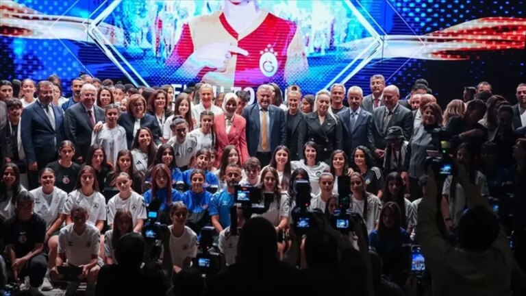 2 kristal ayaklar odul gecesi renkli goruntulere sahne oldu mQUGbxXB