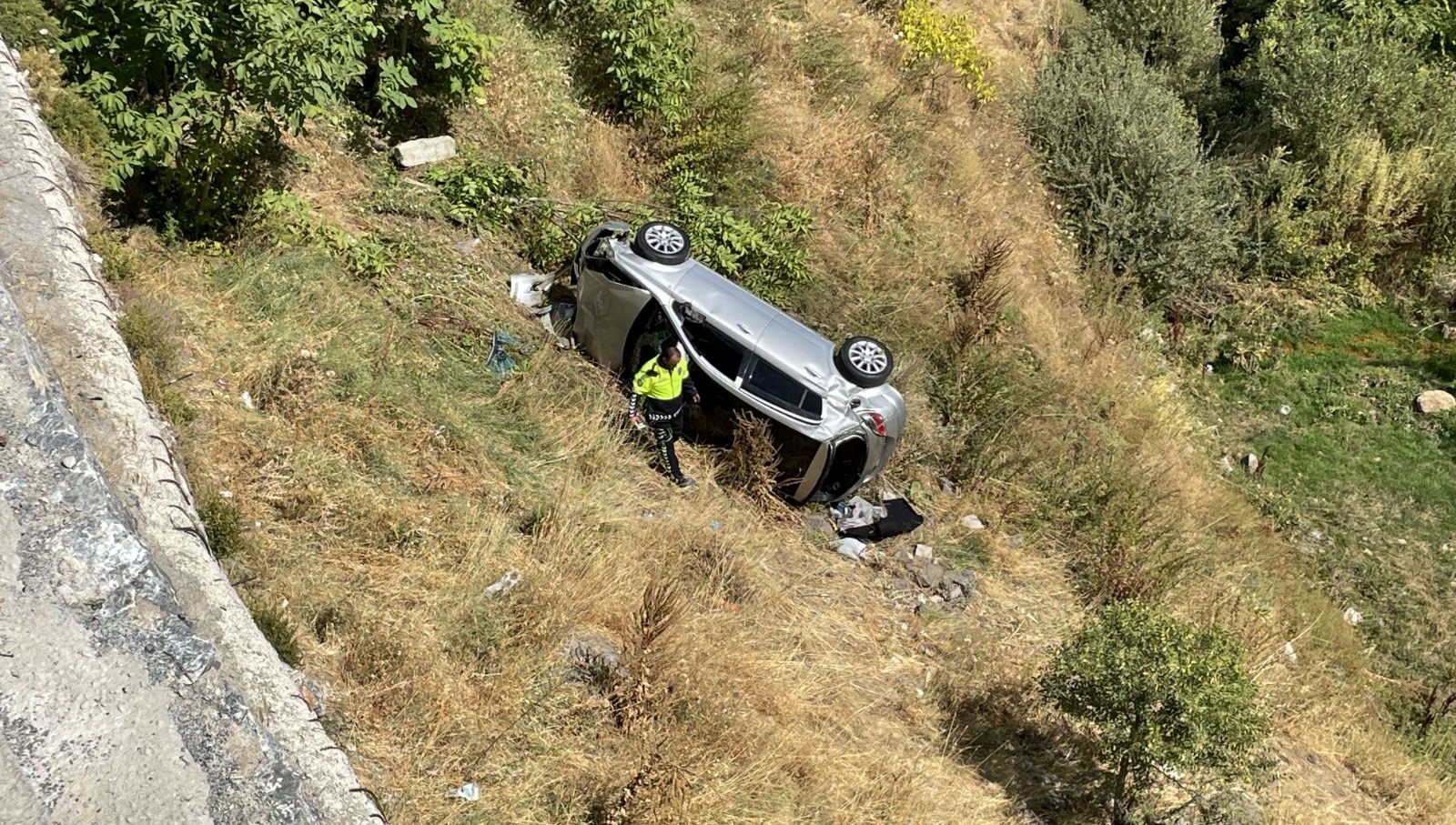 bitliste sarampole devrilen otomobildeki 2 kisi yaralandi sZntSbCY