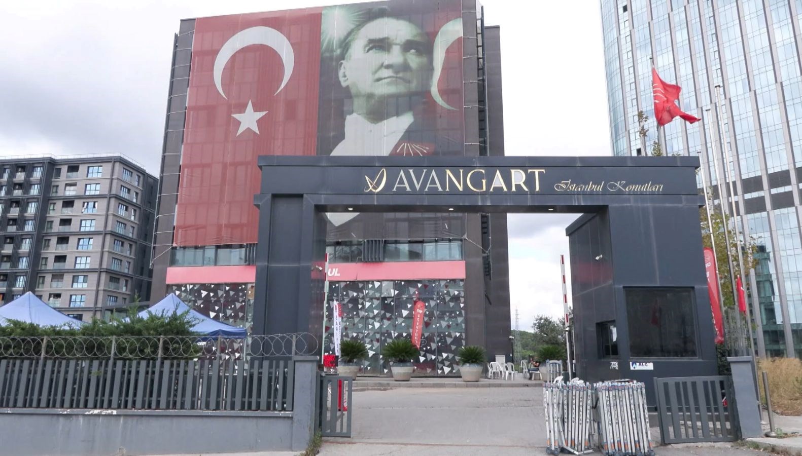 gozler yeniden sariyerdeki binada chp myk oncesi polis onlem aldi aPdInk9h