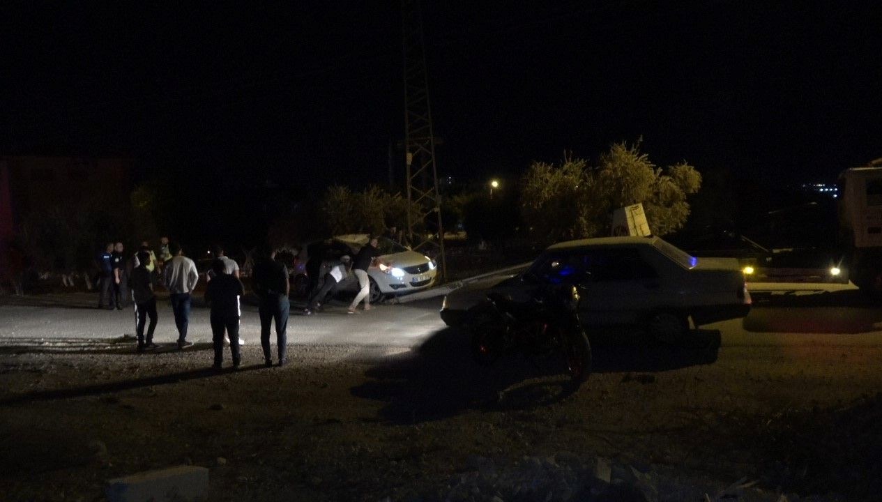 kontrolden cikan arac zeytin tarlasina girdi Y6hBHBrA