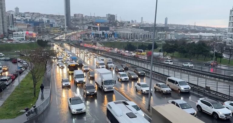 pazartesi yagmuru megakenti vurdu istanbulda trafik kilitlendi YucDsExb
