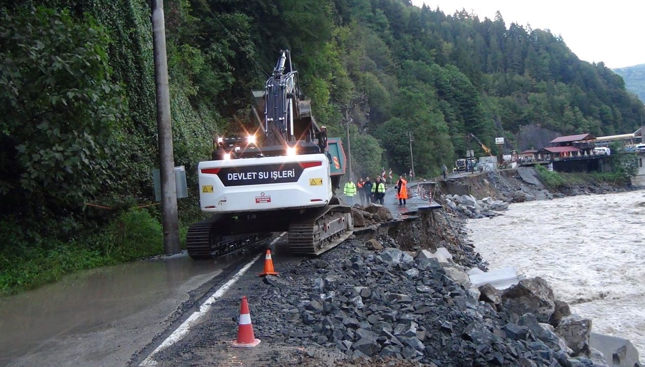 rizede hastalar coken yoldan iple tahliye edildi ts6RyMQB