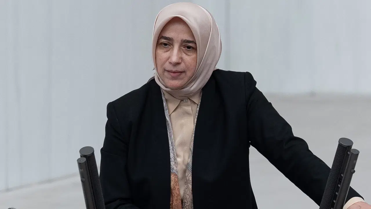 akpli ozlem zenginden mecliste ilginc talep holokost filmleri yasaklansin lAu8WKLj