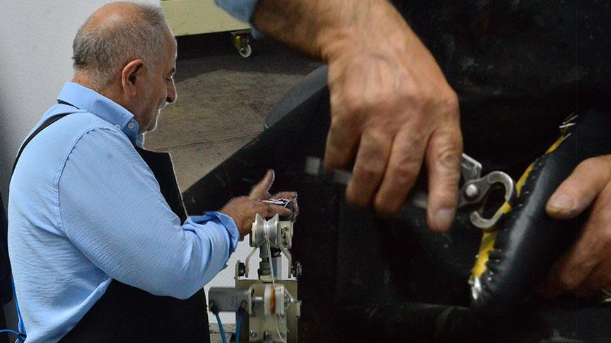 babasi kore savasinda askerlerden ogrendi kamyon lastigini soyup isledi bu isi turkiyede ilk baslatan benim vLi2BjF4