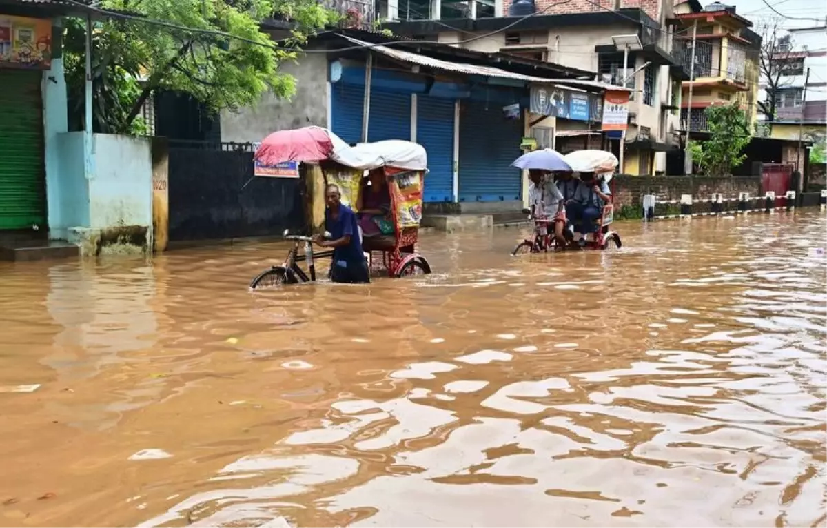 hindistanda sel ve heyelan 18 kisi hayatini kaybetti FmB2I3uG