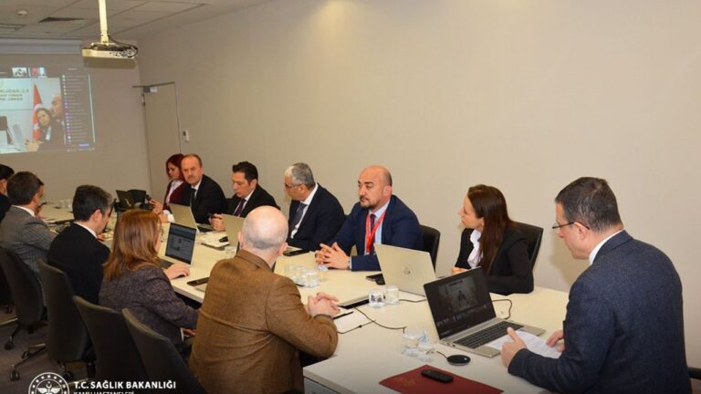 kamu-hastanelerinde-tek-tip-kiyafet-uygulamasi-istisare-toplantisinda-detaylar-paylasildi-V8PlaGZp.jpg
